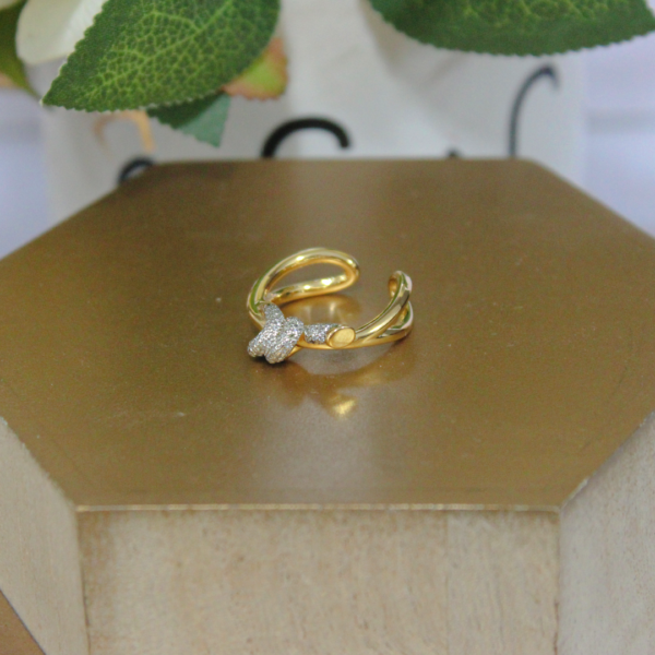 ANILLO DORADO CON NUDO AL CENTRO PLATA Y CRISTALES MINI