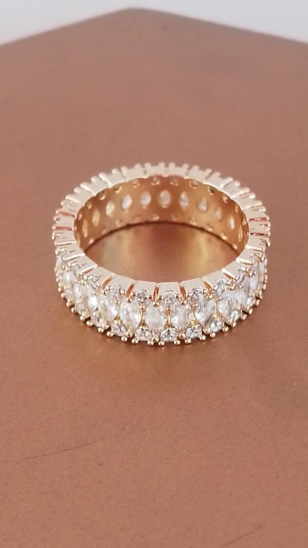 ANILLO DORADO CON ZIRCONIAS ALREDEDOR