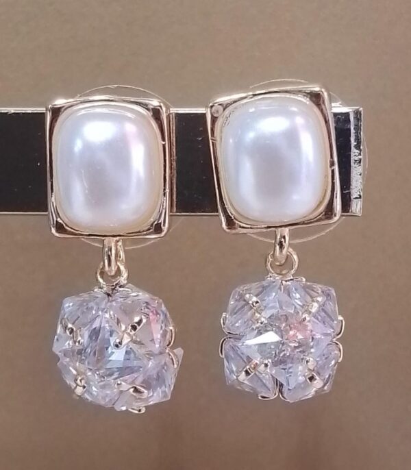ARETE CUADRO CON PERLA Y DIJE DE CIRCULO CON ZIRCONIAS