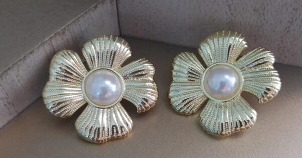 ARETE FLOR DORADA CON PERLA AL CENTRO