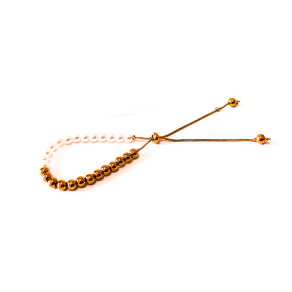 Pulsera dorada con perlas blancas ajustable